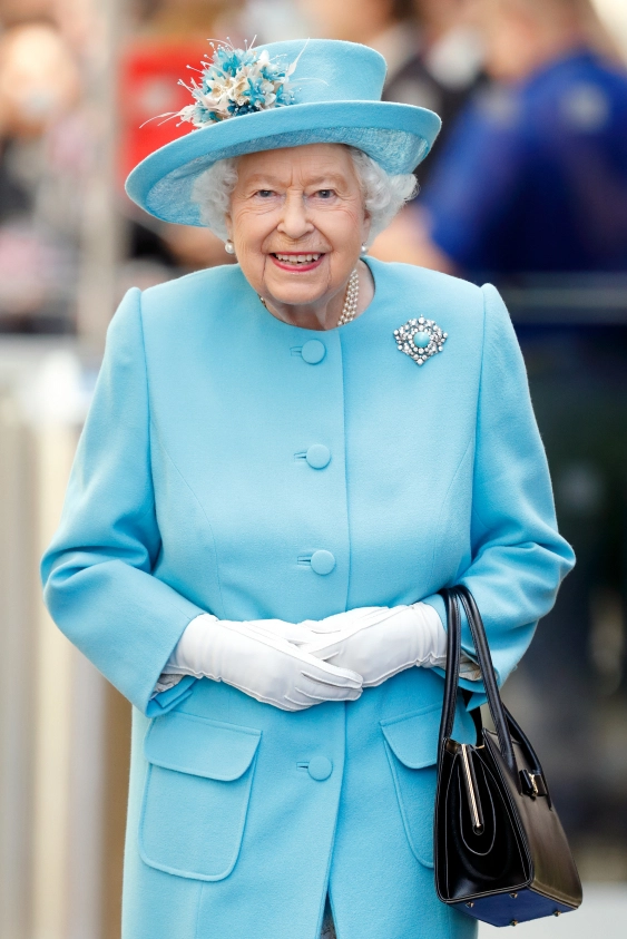 Kraliçe II. Elizabeth’in Moda Arşivi Daha Önce Hiç Sergilenmemiş Tasarımlarla Gün Yüzüne Çıkıyor