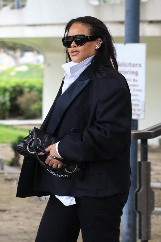 Rihanna Bürokrasiye Bile Şıklık Katabiliyor