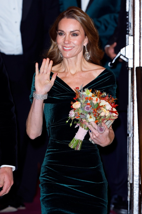 Galler Prensesi Kate Middleton, Zümrüt Kadife İçinde Parti Sezonuna Hazır