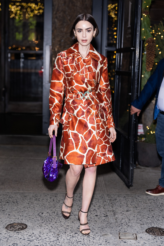 Lily Collins İki Moda İkonunu Yansıtıyor: Carrie Bradshaw ve Fred Çakmaktaş