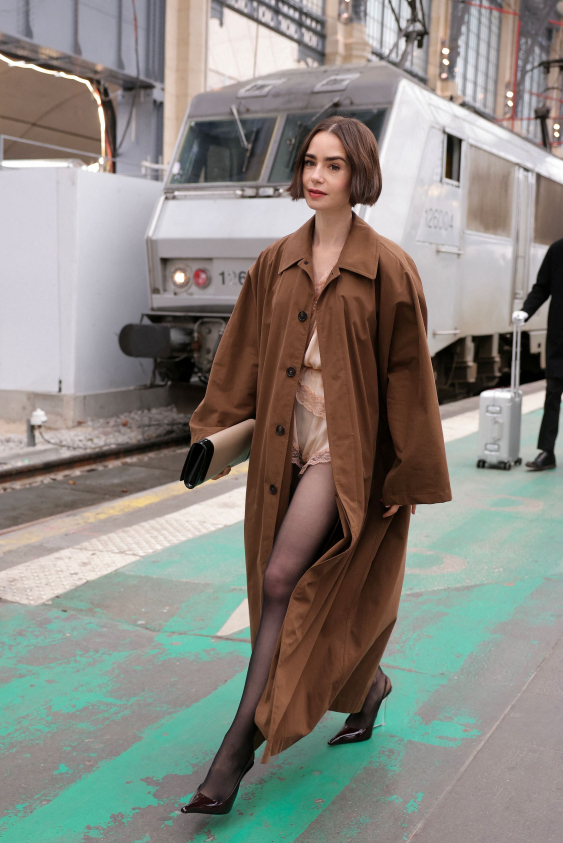 Lily Collins Artık Emily in Paris’teki Emily’den Ayırt Edilemiyor