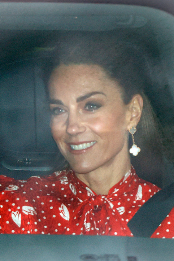 Kate Middleton, Buckingham Sarayı’ndaki Noel Yemeği İçin Eski ve Sevilen Bir Yılbaşı Görünümünü Yeniden Giydi