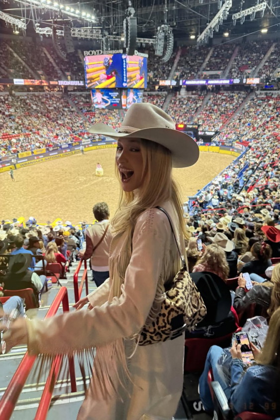 Bella Hadid’in Leopar Desenli Vintage Çantası Carrie Bradshaw’un Favorisi