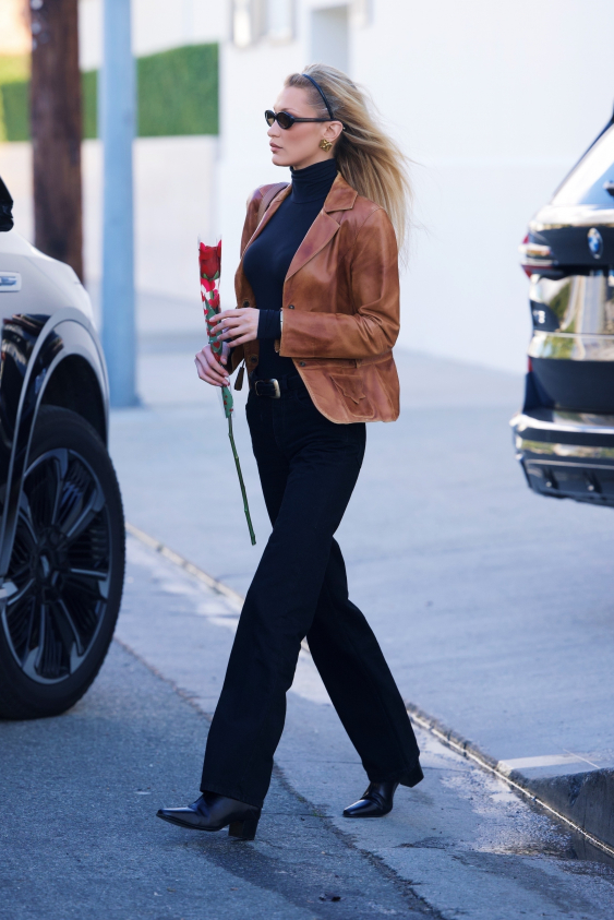 Bella Hadid, Carolyn Bessette-Kennedy’nin Stilinin En İyi Yanlarını Yansıtıyor