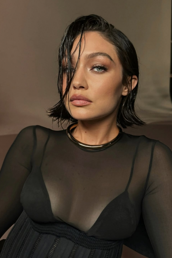 Gigi Hadid Yeni Yıla Kuzgun Siyahı Saçlarla Girdi