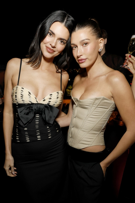 Hailey Bieber ve Kendall Jenner, 2026 Yılında Korseyi Öne Çıkarıyor