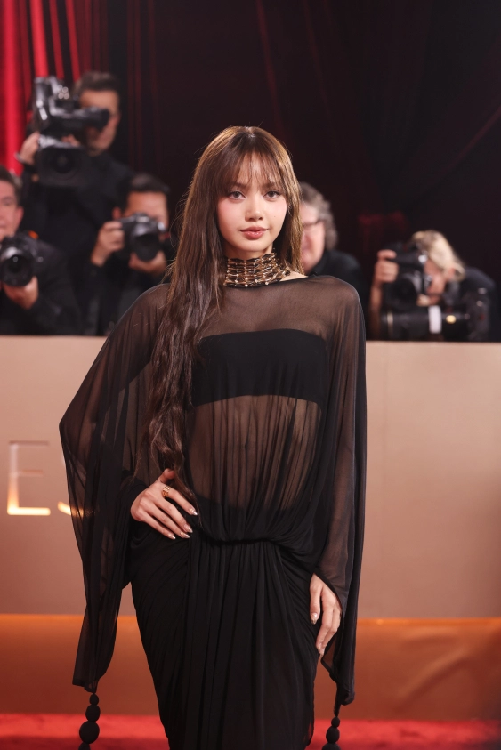 Lisa 2026 Golden Globes’da, Yeni Kahverengi Saçlarıyla Koyu ve Cesur Bir Tarz Benimsedi