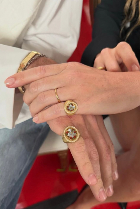 Margot Robbie’nin Özel Yapım Mühür Yüzüğünün Ardındaki Hikaye