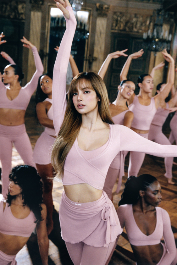 LISA’nın NikeSKIMS Kampanyasından Swarovski’nin Sevgililer Günü Koleksiyonuna Haftanın Moda Haberleri