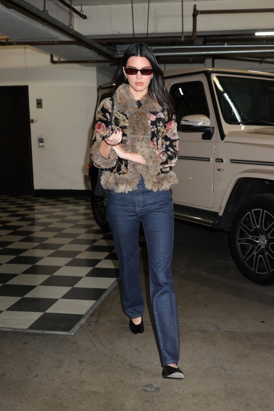 Kendall Jenner İlkbaharda Hangi Jean’i Giymeniz Gerektiğini Biliyor