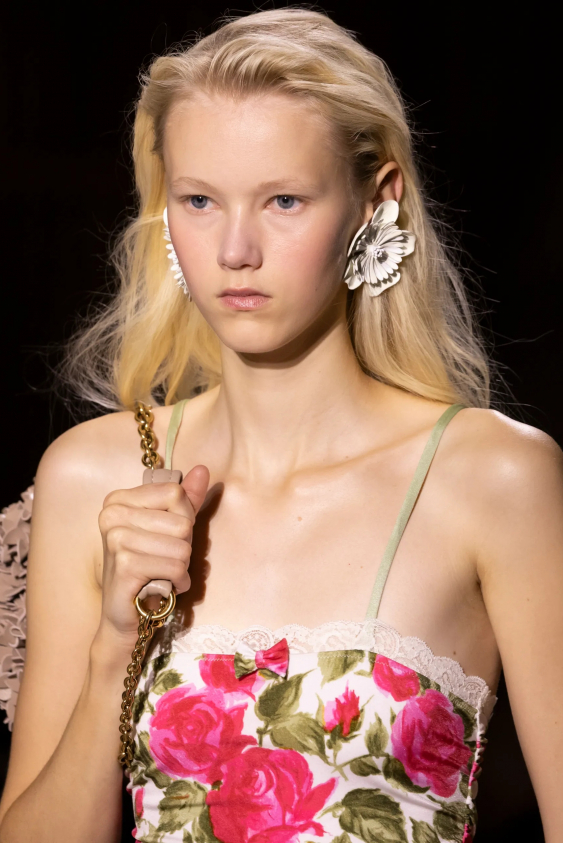 Minimal Görünümlerin Yeni Gücü: Büyük Küpeler