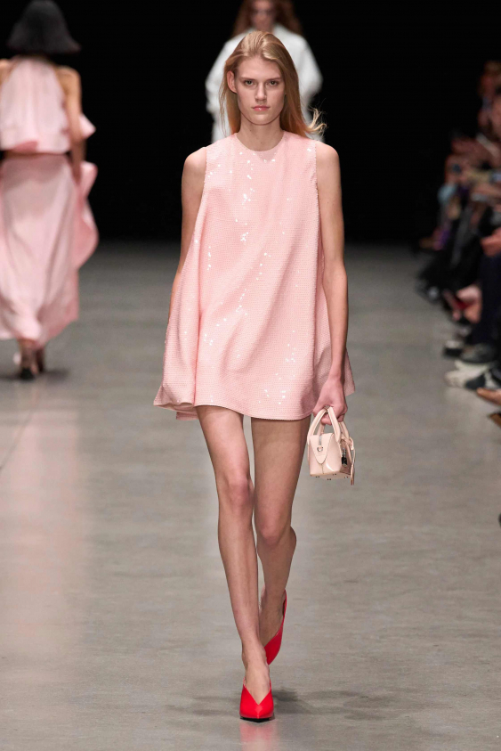 2026 İlkbahar/Yaz Sezonunda Küçük Siyah Elbise Yerini Pembeye Bırakıyor