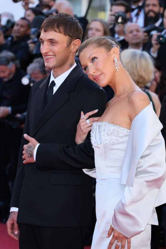 Bella Hadid, 2026 Cannes Film Festivali’ne Kardeşi Anwar Hadid ile Katıldı