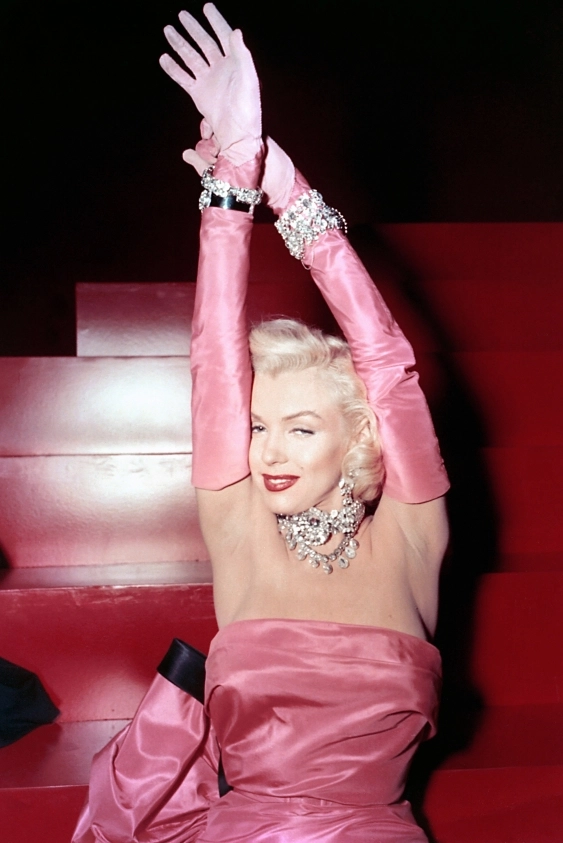 Marilyn Monroe’nun Ünlü Elbisesi Yakın Çekime Hazır