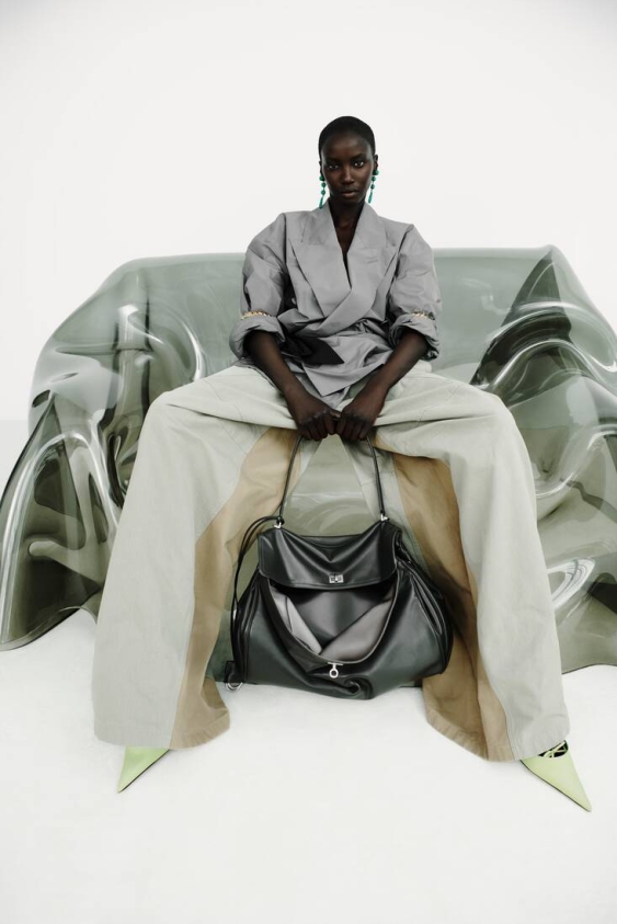 Balenciaga’nın 2027 İlkbahar Kampanyasından Acne Studios’un 30. Yılına Haftanın Moda Haberleri