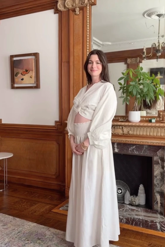 Anne Hathaway Üçüncü Çocuğuna Hamile Olduğunu Açıkladı