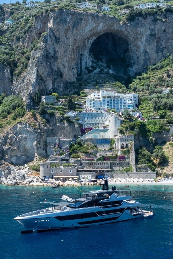Amalfi’de Bir Yaz Hikayesi: Riva’nın En Büyük Yolculuğu