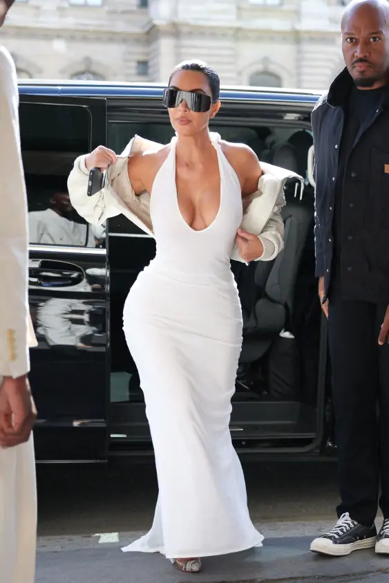 Kim Kardashian Ünlü Moda Kuralını Yıkmakta Kararlı
