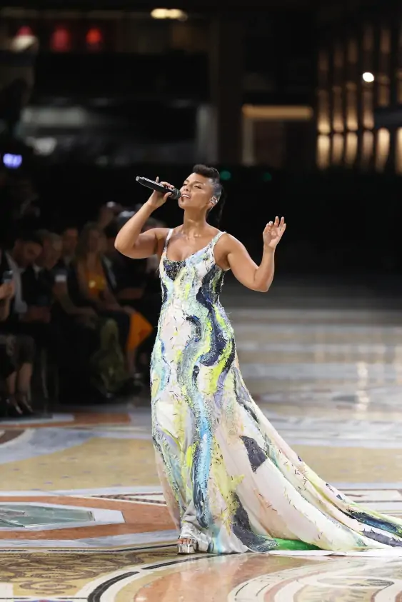 Alicia Keys Vogue World 2026’yı Francesco Risso İmzalı El Boyaması Elbiseyle Kapattı