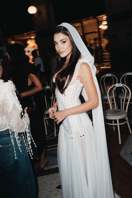 Hande Erçel Vogue World 2026: Milano’yu Ön Sıradan Takip Etti
