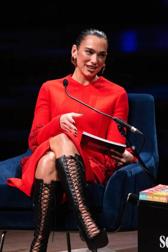 Dua Lipa’nın Londra Edebiyat Festivali Stili