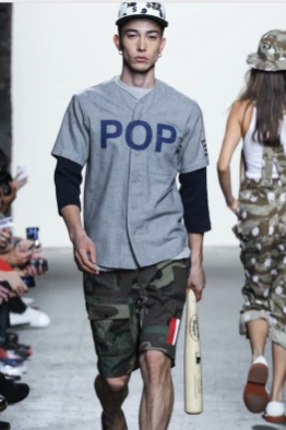 Man Repeller: Logokolik Kıyafetler
