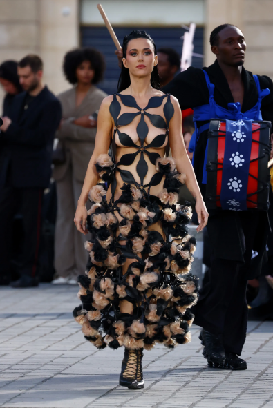 Katy Perry, Vogue World Paris'te Geometrik Kesim Elbisesiyle Sürpriz Bir Görünüm Sergiledi