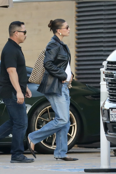 Hailey Bieber File Topuklu Ayakkabılarıyla Hamile Giyimine Meydan Okuyor