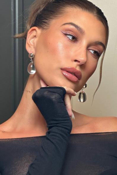 Hailey Bieber'ın Yeni Manikürü Sonbaharın Gelişini Haber Veriyor