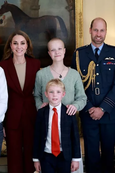 Kate Middleton, Bordo Takım Elbisesiyle Çalışmalara Döndü