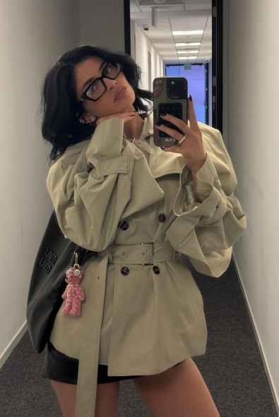 Kylie Jenner'ın Mini Trençkot ve Mini Etek Kombinasyonu