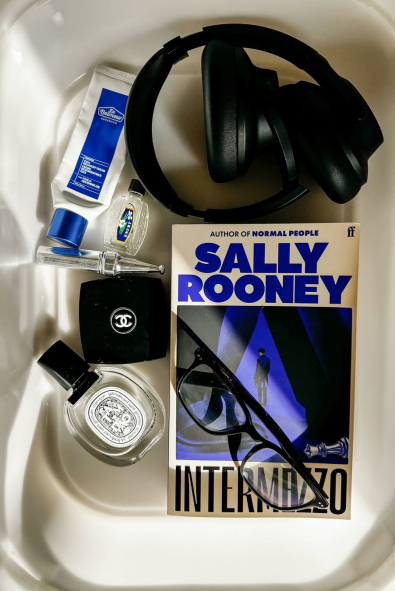 Instagram Köpüğü mü, Edebi Başarı mı? Sally Rooney'nin “Intermezzo” Kitabını İnceliyoruz