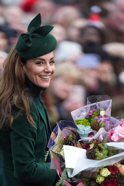 Kate Middleton, Noel Günü Görünümü için Alexander McQueen Tercih Etti