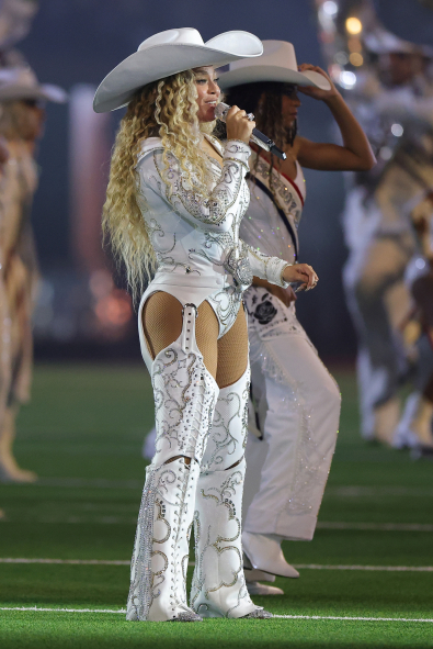 Beyoncé NFL Devre Arası Şovunda Fırtına Estirdi