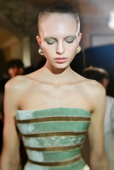 Schiaparelli Haute Couture Defilesinden İlhamla “Ribbon Eyes” Makyaj Trendi