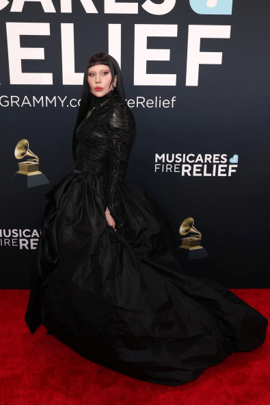 Lady Gaga, 2025 Grammy’lerinde Gotik Bir İhtişam ve Eşi Benzeri Olmayan Bir Kolye ile Yer Aldı