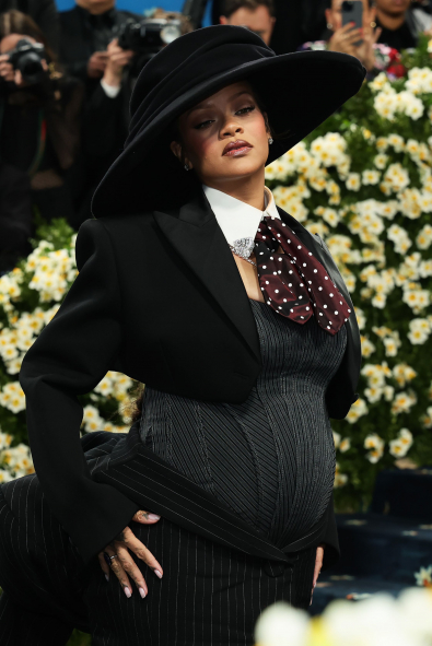 Rihanna Hamile! 2025 Met Gala’da Karnı İlk Kez Görüntülendi