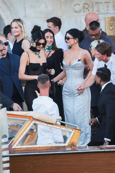 Kylie ve Kendall Jenner, Venedik’te Birbirine Zıt Ama Şık Elbiseler Giydi