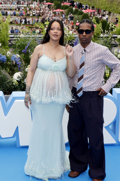 Rihanna, Şirinler Galasında Bebe Mavisi Chanel Giydi