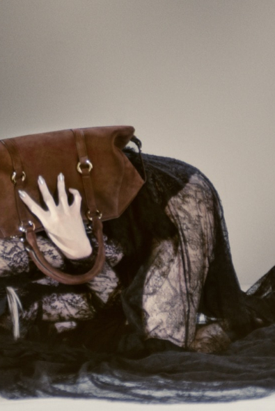 Alex Consani’nin Gotik Dokunuşlu McQueen Kampanyasından Loewe’nin Yeni Marka Elçisine Haftanın Moda Haberleri
