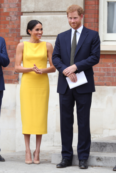 Meghan Markle Nötr Tonları Bırakıp Yazın Favori Rengine Geçti