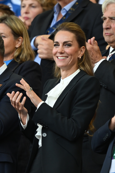 Kate Middleton, En Güvendiği Sonbahar Kıyafetiyle Şık Bir Görünüm Sergiliyor