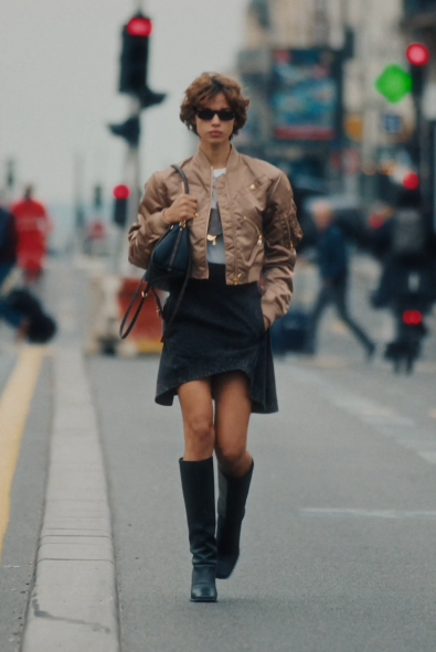 Model Mathilda Gvarliani, Yeni Çantasıyla Paris’i Fethediyor