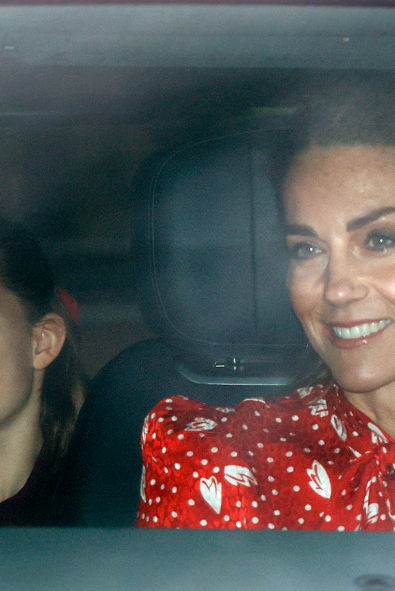 Kate Middleton, Buckingham Sarayı’ndaki Noel Yemeği İçin Eski ve Sevilen Bir Yılbaşı Görünümünü Yeniden Giydi