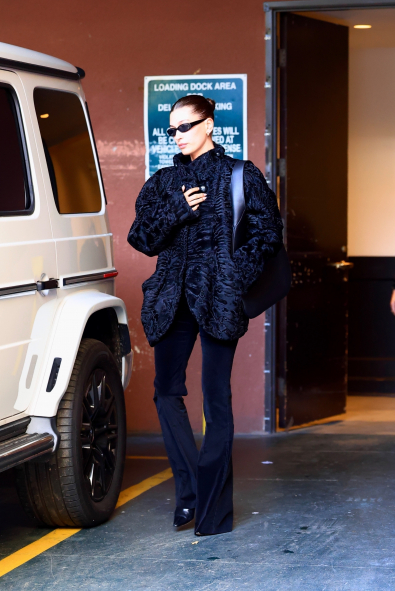 Hailey Bieber 2026’ya Dar Paça İspanyol Pantolonlarla Uyandı