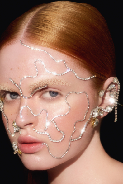 Full-Glitter Glam Geri Döndü: Makyajda Cesur ve Işıltılı Dönem