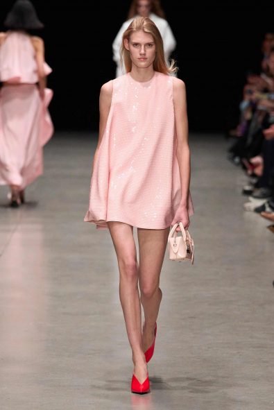 2026 İlkbahar/Yaz Sezonunda Küçük Siyah Elbise Yerini Pembeye Bırakıyor