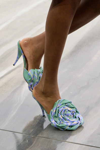 Dopamin Etkisi Yaratan Trend: Renkli Saten Ayakkabılar