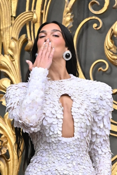 Nude Öpücük: Dua Lipa’dan Dudak Makyajının İpuçları