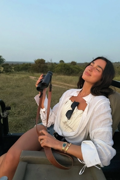 Dua Lipa’nın Tatil Stilini Gardırobunuza Uyarlamanın Yolları